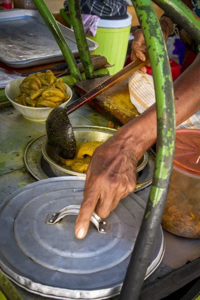 Hagyományos Ételek Húsleves Curry Egy Forgalmas Utcai Élelmiszer Piacon — Stock Fotó