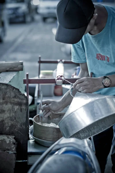 Streetfood Verkäufer Bereiten Das Essen Für Kunden — Stockfoto