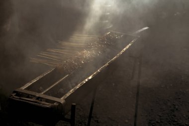 Meşgul bir yiyecek pazarında tavuk ızgarası. 