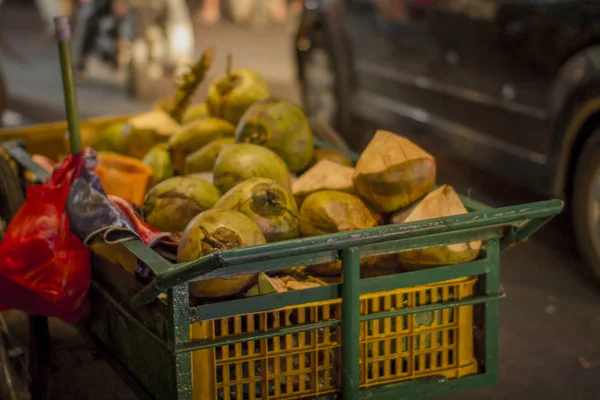 Stapel Junger Kokosnüsse Auf Dem Einkaufswagen Auf Dem Wochenmarkt — Stockfoto