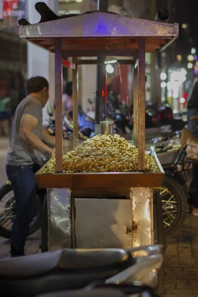Erdnüsse Auf Dem Einkaufswagen Auf Dem Wochenmarkt — Stockfoto