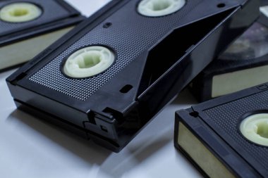 Beyaz arka plan üzerinde yakın çekim eski retro video kaset
