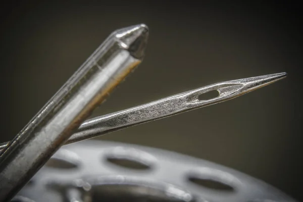 Dikiş makinesi iğneleri ve iplik metal makarası yakın çekim