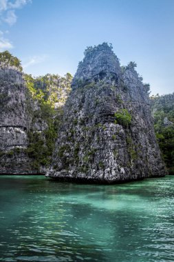 Raja Ampat 'taki küçük güzel ada arasında harika bir macera yolculuğu.