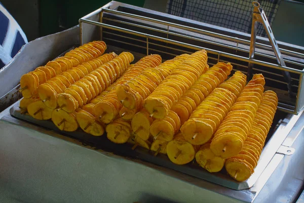 Sokaktaki yiyecek pazarından çıtır çıtır kızarmış patatesleri al.