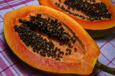 Papaya resmin yarısını kesmiş.