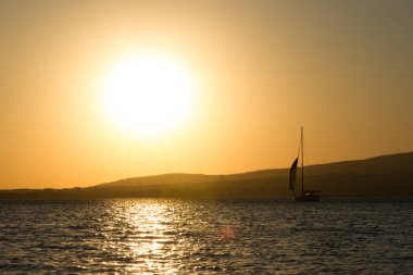 Günbatımı ve dağlar 1, denizde yelkenli tekne