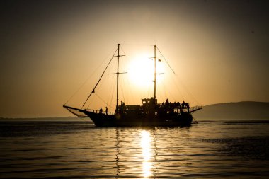 Denizde günbatımında yola çıkmak