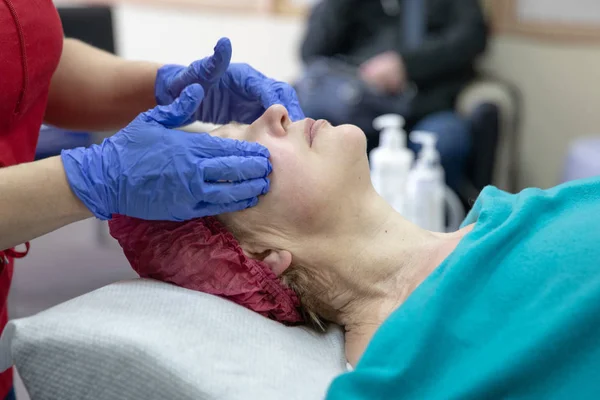 Masaje Facial Primer Plano Una Mujer Joven Recibiendo Tratamiento Spa — Foto de Stock