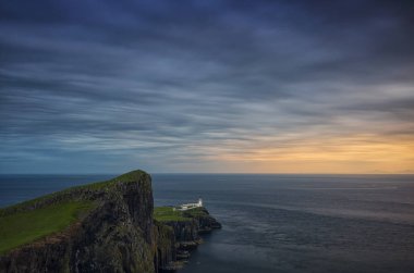 Fırtına bulutları Neist Point Lighthouse tarafından rulo