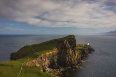 Fırtına bulutları Neist Point Lighthouse tarafından rulo