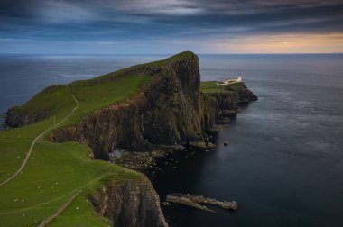 Fırtına bulutları Neist Point Lighthouse tarafından rulo