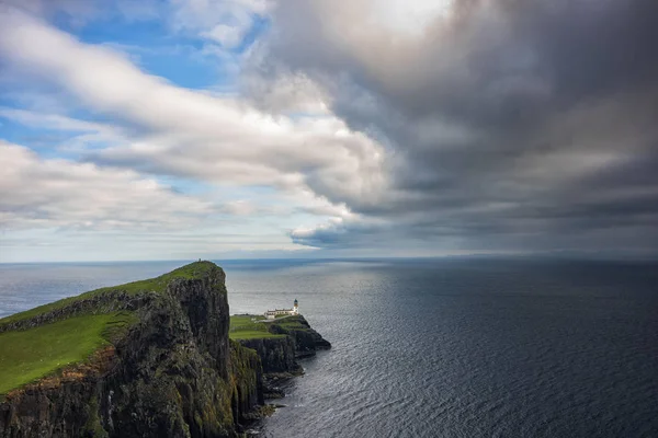 Storm Clouds roll av Neist Point Lighthouse — Stockfoto