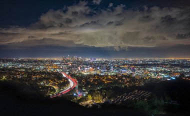 Los Angeles şehir merkezi, Kaliforniya, gün batımından sonra, Mulh'dan görüldü