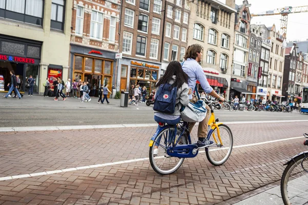 암스테르담의 자전거 사용량은 지난 2년 동안 40% 이상 증가했습니다. — 스톡 사진