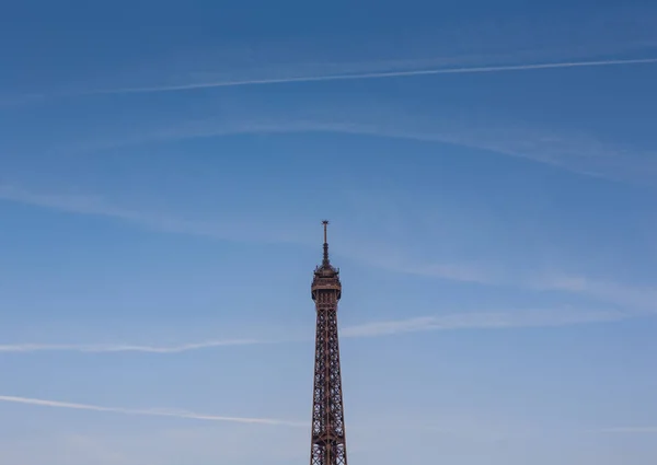 A Torre Eiffel, fotografada num ângulo, é uma torre de treliça de ferro forjado no Champ de Mars, em Paris, França. — Fotografia de Stock