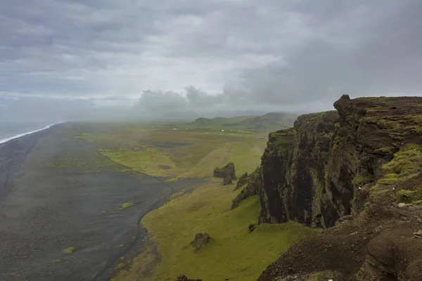 Reynisfjara Black Sand Beach, encontrada na costa sul da Islândia — Fotografia de Stock