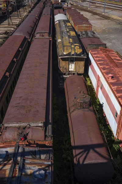 Coches de tren vintage y locomotoras cubiertas de óxido — Foto de Stock
