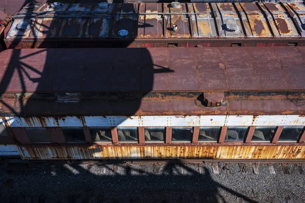 Treni e locomotive d'epoca coperti di ruggine — Foto Stock
