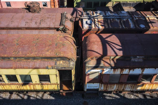 Vintage treinwagons en locomotieven bedekt met roest — Stockfoto