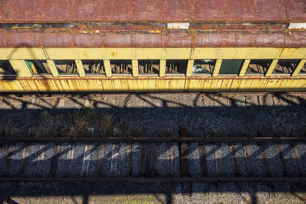 Vagões de comboio vintage e locomotivas cobertas de ferrugem — Fotografia de Stock