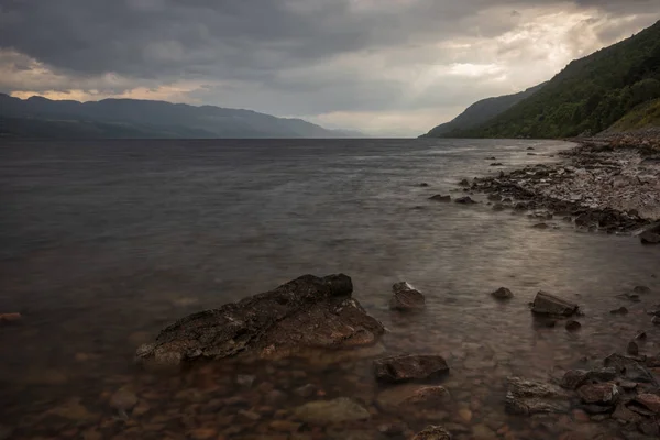 Loch Ness, um grande lago de água doce nas Terras Altas Escocesas mais conhecido por supostos avistamentos do Monstro do Lago Ness, em um dia tempestuoso . — Fotografia de Stock