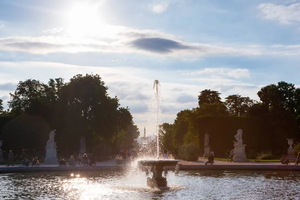 Paris France Juin 2017 Quelques Personnes Rassemblent Autour Une Fontaine — Photo