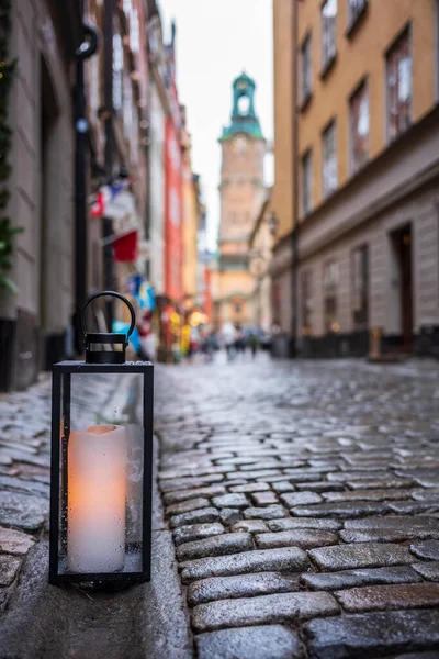 Lampa Zářící Svíčkou Leží Rohu Dlážděné Ulice Gamla Stan Starém — Stock fotografie