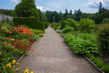 Perthshire, İskoçya / İngiltere - 25 Haziran 2019: Bulutlu bir günde Blair Köyü yakınlarındaki Blair Kalesi 'nin bahçelerini gezen ziyaretçiler. 