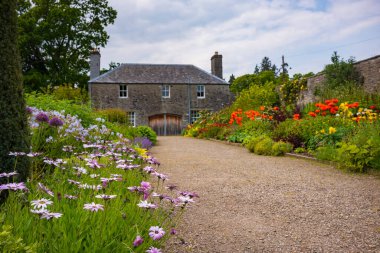 Perthshire, İskoçya / İngiltere - 25 Haziran 2019: Bulutlu bir günde Blair Köyü yakınlarındaki Blair Kalesi 'nin bahçelerini gezen ziyaretçiler. 