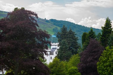 Perthshire, İskoçya, / İngiltere - 26 Haziran 2019: Blair Castle, popüler bir turizm merkezi, Blair Atholl Köyü yakınlarındaki çimenli tepelerde yer almaktadır.. 