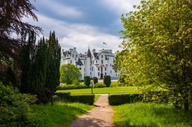 Perthshire, İskoçya, / İngiltere - 26 Haziran 2019: Blair Castle, popüler bir turizm merkezi, Blair Atholl Köyü yakınlarındaki çimenli tepelerde yer almaktadır.. 