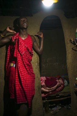 Masai Mara Ulusal Rezervi, Kenya - 20 Haziran 2025: İkonik kabile grubu Maasai üyeleri, günümüz medeniyetinin neredeyse hiç dokunmadığı geleneklerini tanıtıyorlar..