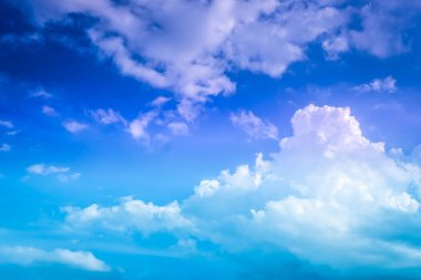 Beyaz bulutlu mavi gökyüzü.