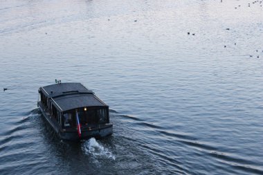 Nehri üzerinde rahat tekne