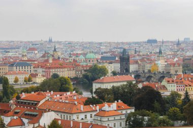 Bu inanılmaz görüntü shooted Prague Castle. Sen-ebilmek görmek eski binalar ve ağaçlar.