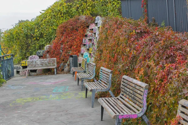 Park arka plan graffiti, Pgarue Çek Cumhuriyeti ile bankta