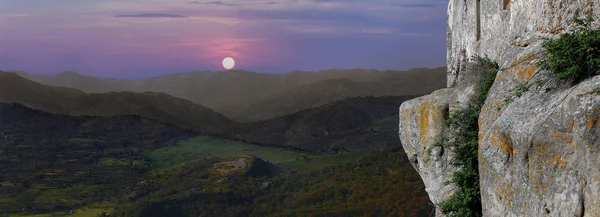 Sicilya dağı, metafizik manzara, kaya kalesi