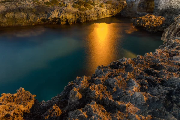 Salento Puglia'da İyon denizi uçurumu
