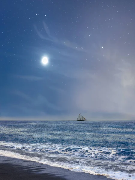 Ay ve yelkenli gemi ile siyah çakıl Plajı