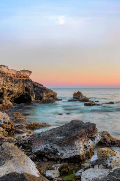 gün batımı ile deniz üzerinde büyük ay
