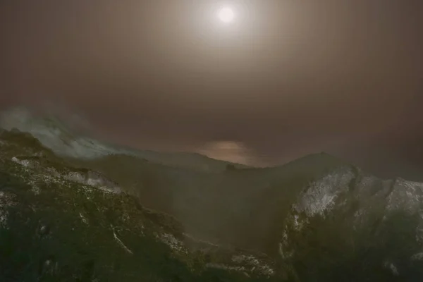 Gece Etna Yanardağı duman ile Sicilya Dağları