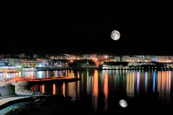 Puglia Salento Otranto, gece deniz ve büyük bir ay ile