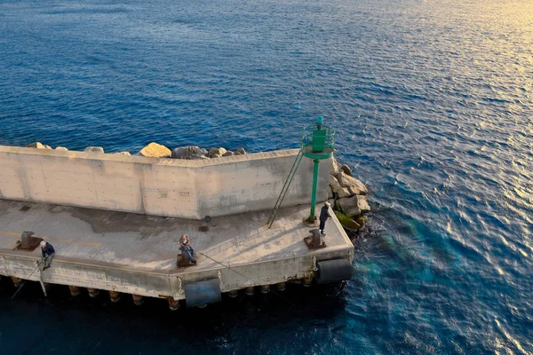 Akdeniz'de balıkçılar ile iskele