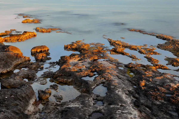 gün batımında Akdeniz'in kayalar