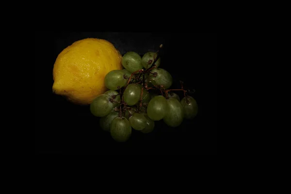 yüksek çözünürlüklü limon ve üzüm, siyah arka plan Caravaggio tarzı