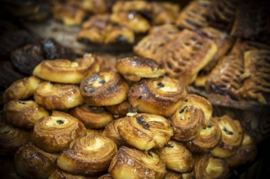 Orta Doğu pazarda çeşitli pasta yakın bir