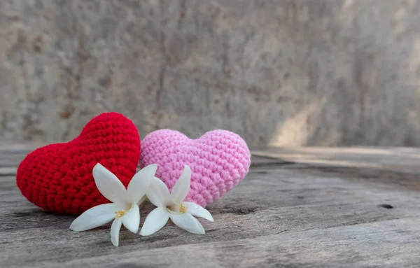 Tejer corazones con Millingonia en mesa de madera — Foto de Stock