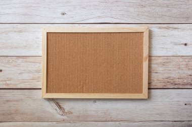 Boş mantar tahtası düz görünümü ahşap masa üzerinde çıkartmalar ile süsleyin kadar alay. Metin için fotoğraf ve kopyalama alanı için düz alan.