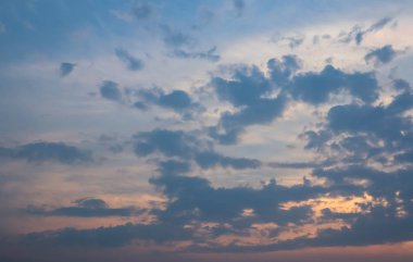 gün batımında gökyüzü ve bulut. Gün batımından gelen turuncu sıcak ışık ışığı ışığı buluta yayıyor. Arka plan görüntüsü.